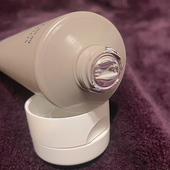 Living Proof No Frizz Nourishing Styling Cream 2oz - Picture 3 of 6